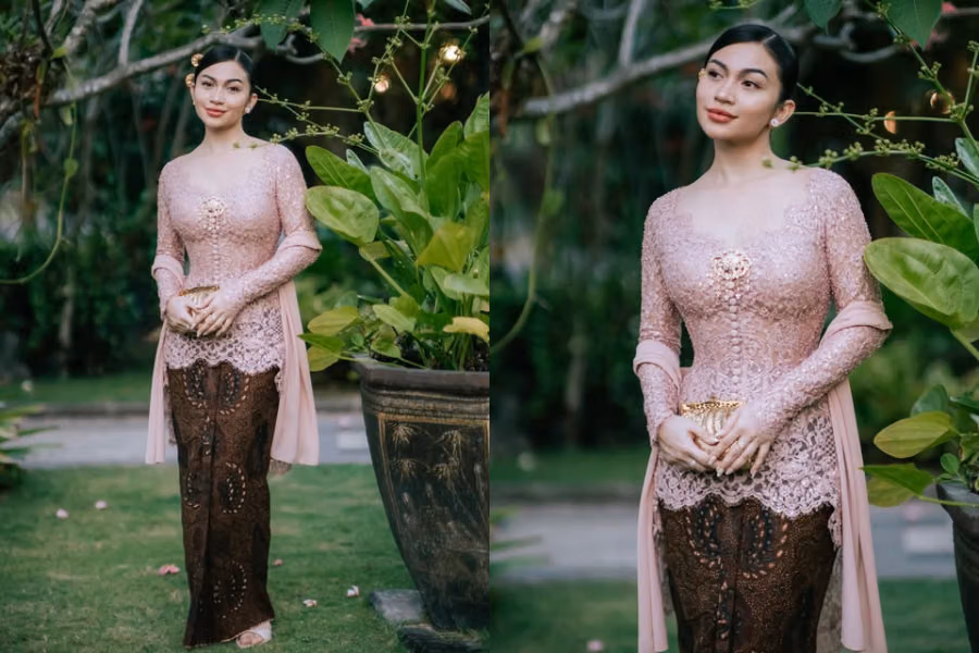 Ariel Tatum full body berkebaya pink muda dan kain sogan batik tulis di taman Pura Mangkunegaran