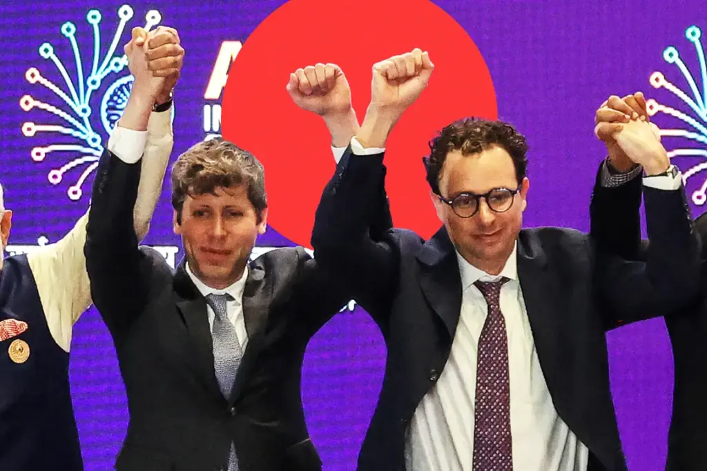 Sam Altman dan Dario Amodei mengangkat tangan di atas panggung.