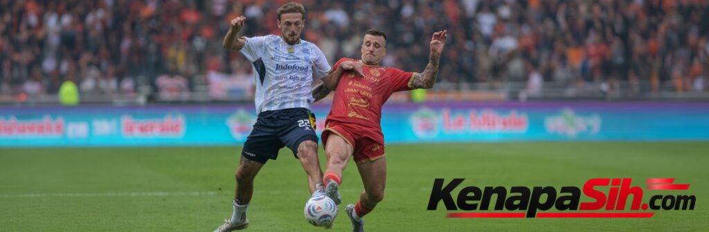 Aksi pemain Persija dan Persib berebut bola di Stadion Utama Gelora Bung Karno