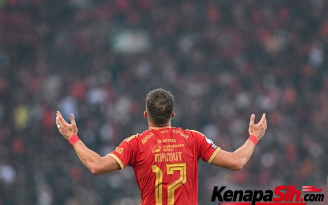 Ivan Mamut nomor 12 Persija merayakan gol kemenangan atas Persib di Stadion Utama Gelora Bung Karno