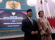 Menteri Keuangan Suahasil Nazara bersama istri usai dilantik Presiden Prabowo di Istana Negara Jakarta 14 September 2026