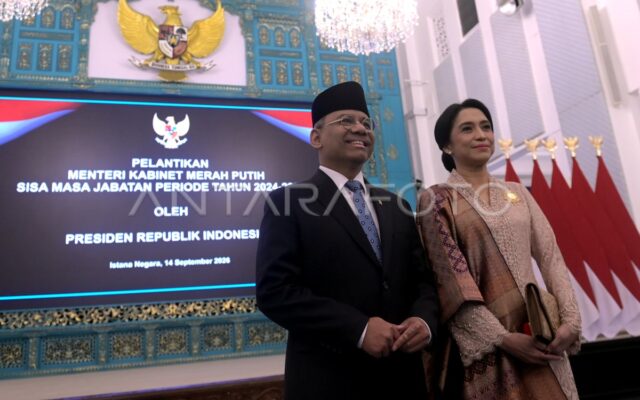 Menteri Keuangan Suahasil Nazara bersama istri usai dilantik Presiden Prabowo di Istana Negara Jakarta 14 September 2026