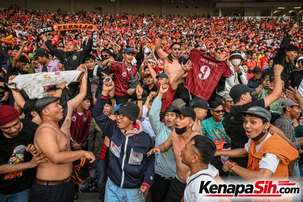 Pemain Persija merayakan gol kemenangan atas Persib di depan tribun GBK