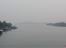 Kabut asap menutupi perairan Tanjungpinang saat Pemkot memberlakukan PJJ 15-18 September 2026.